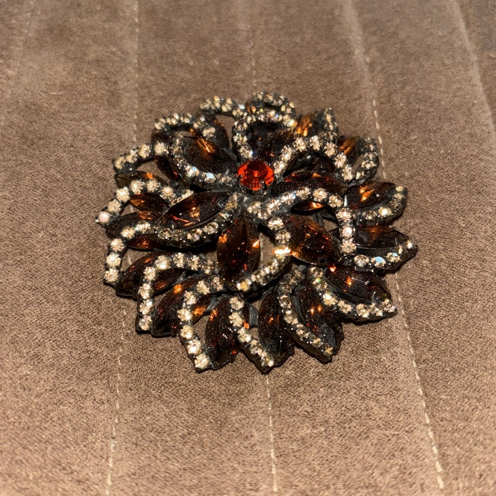 Beautiful brown stone with yellow stone detailing.Red-orange center stone brooch - Picture 3 of 4